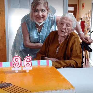 Residencia La Edad Brillante celebracion de cumpleaños con tarta
